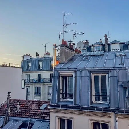 Bright With Rooftop View *